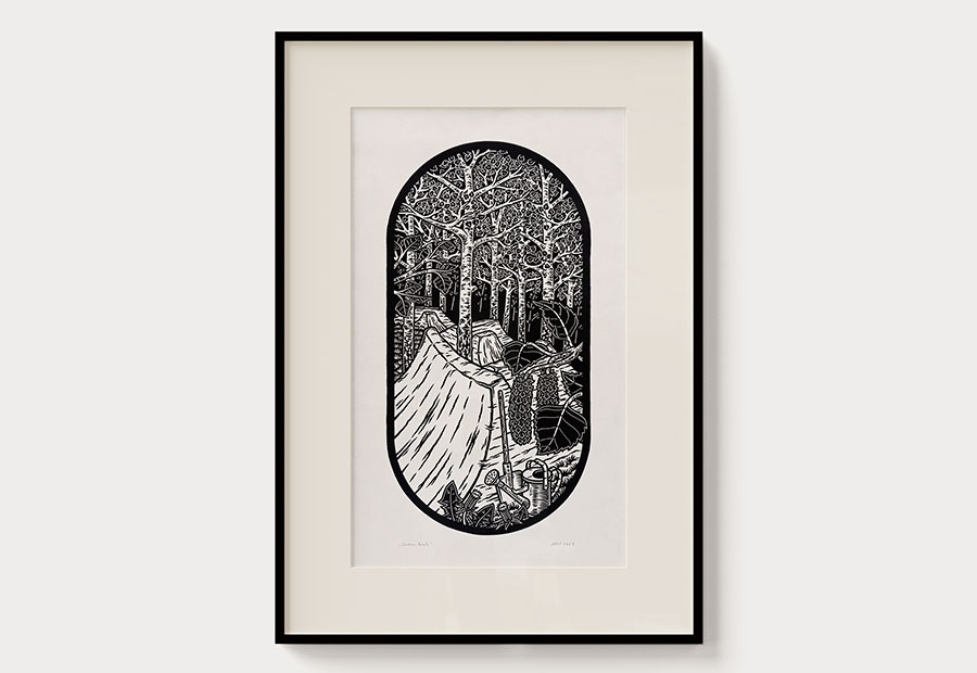 Eine Illustration in schwarz und weiß im schwarzen Rahmen. Zu sehen ist eine Jumpline durch einen Wald.